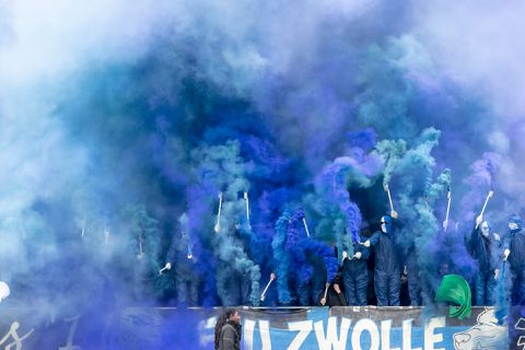 🎥 | IJsselderby moet even worden stilgelegd door dikke blauwe rook