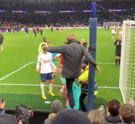 🎥 | Bizarre beelden: Arsenal-keeper Ramsdale krijgt trap van Tottenham-fan langs het veld