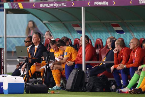 Van Gaal baalt niet van 1-1: 'Wordt moeilijk als we de bal niet naar de juiste kleur spelen'