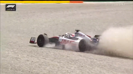 🎥 | Start in Spanje: Hamilton beukt Magnussen van de baan en heeft zelf ook schade
