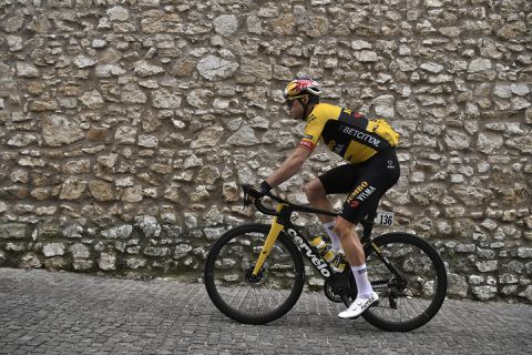 📸 | Van Aert fietst Milaan-San Remo met zelf ontworpen helm: 'Coolste van het peloton'