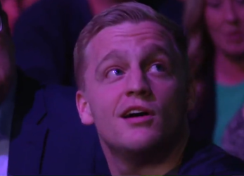 🎥 | Donny van de Beek duikt op bij Premier League Darts in Manchester: 'Mijn vrouw zei: je moet erheen'