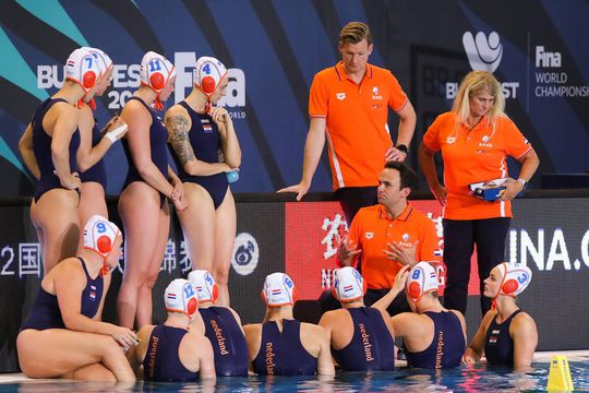 Nederlandse waterpolosters plaatsen zich voor kwartfinales op WK