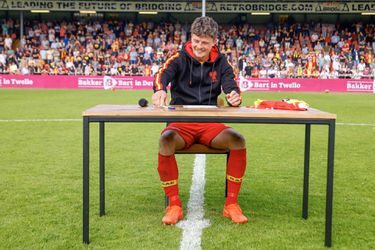 Go Ahead Eagles doet Feyenoord na: Bas Kuipers tekent nieuw contract op veld