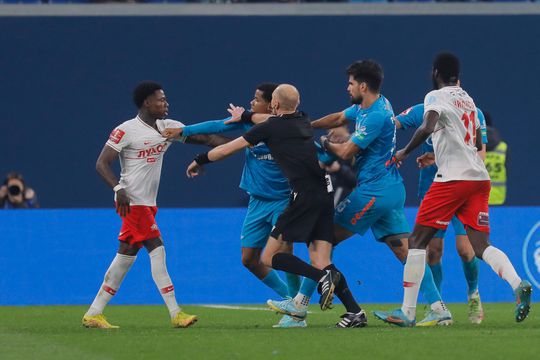 🎥 | Quincy Promes betrokken bij enorme knokpartij in Rusland: 6 rode kaarten