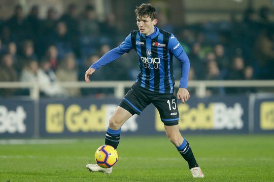 De Roon deelt foutje op training: 'Er zouden geen camera's bij zijn!' (video)