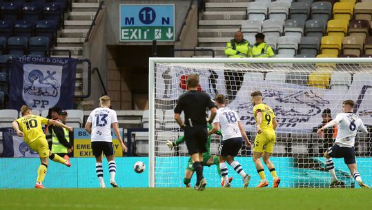 Flemming maakt hattrick en helpt Millwall aan 4-2 zege