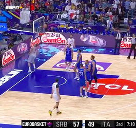 🎥 | NBA-ster Jokic showt skills op EK: poging valt VIA de schotklok in de basket