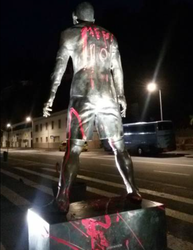 Standbeeld Ronaldo beklad met 'Messi 10'