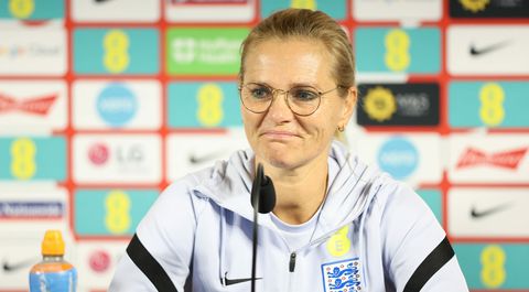 Flying high! Sarina Wiegman belooft Engelse voetbalsters business class in vliegtuig