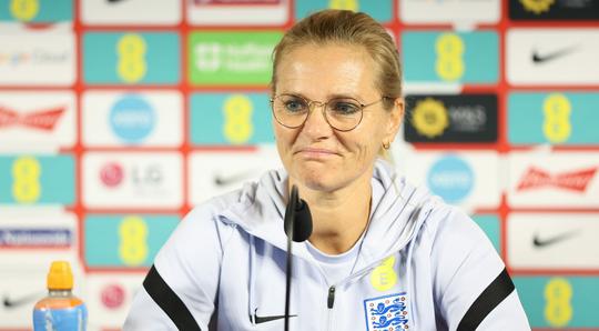 Flying high! Sarina Wiegman belooft Engelse voetbalsters business class in vliegtuig