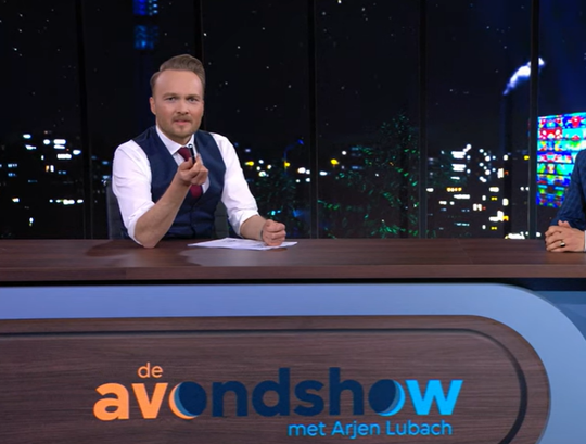 🎥 | Arjen Lubach blikt op komische wijze vooruit op Feyenoord in Conference League