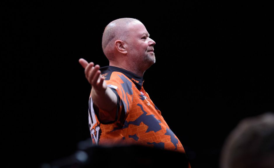 🎥​🤩​ | Raymond van Barneveld stunt in Amsterdam met zege op wereldkampioen Michael Smith