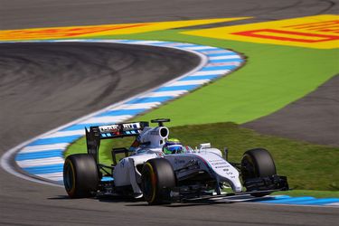 Felipe Massa op de kop in eerste bocht (video)