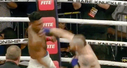 'Blote knokkel'-bokser stopt met vechten na lijpe KO: 'Het is mooi geweest' (video)