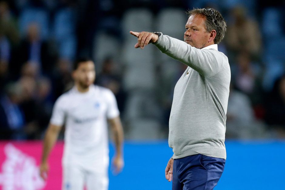 Verbeek vindt dat De Jong gewoon moet plaatsnemen in de dug-out bij De Graafschap - Cambuur