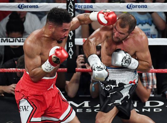 Ward verslaat Kovalev en behoudt zijn titels