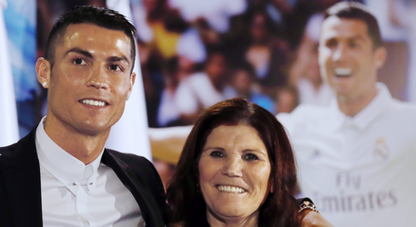 Mama Ronaldo zoekt zoon op en krijgt boete