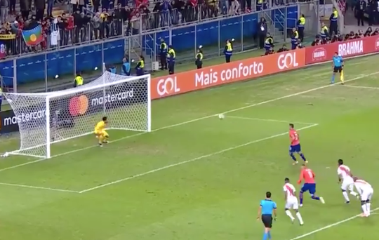 LOL! Chileen doet bij 3-0 achterstand een Panenka en mist (video)