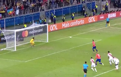 LOL! Chileen doet bij 3-0 achterstand een Panenka en mist (video)