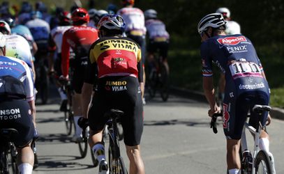 🎥 | Mathieu van der Poel en Wout van Aert missen de boot: favorieten achterop door waaiers