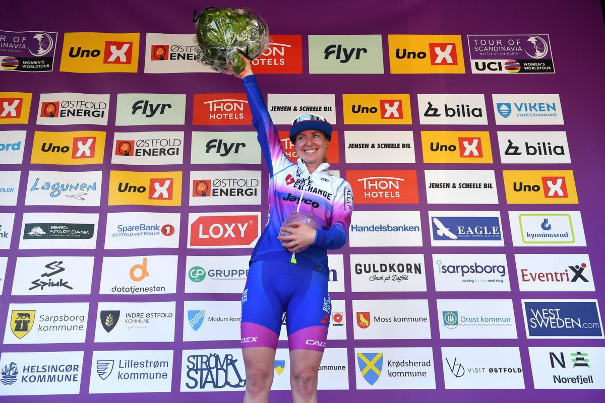 Marianne Vos rukt te laat op om Alexandra Manly van etappezege te houden bij Ronde van Scandinavië