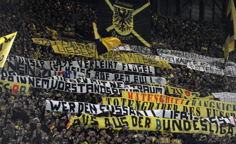 Dortmund-'fans' vallen vrouwen en kinderen van Leipzig-fans aan
