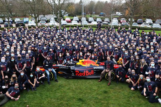 📸 | Red Bull eert Max Verstappen met verkeersbord op rotonde