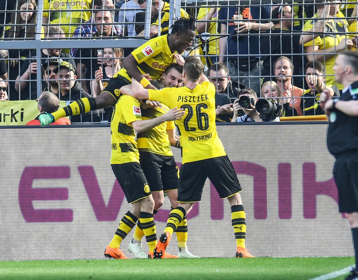 Dortmund zet druk op nummer 2 Schalke met overwinning op Stuttgart