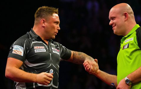 Gerwyn Price gooide weken met gebroken hand: 'Geef mij maar een spalk'