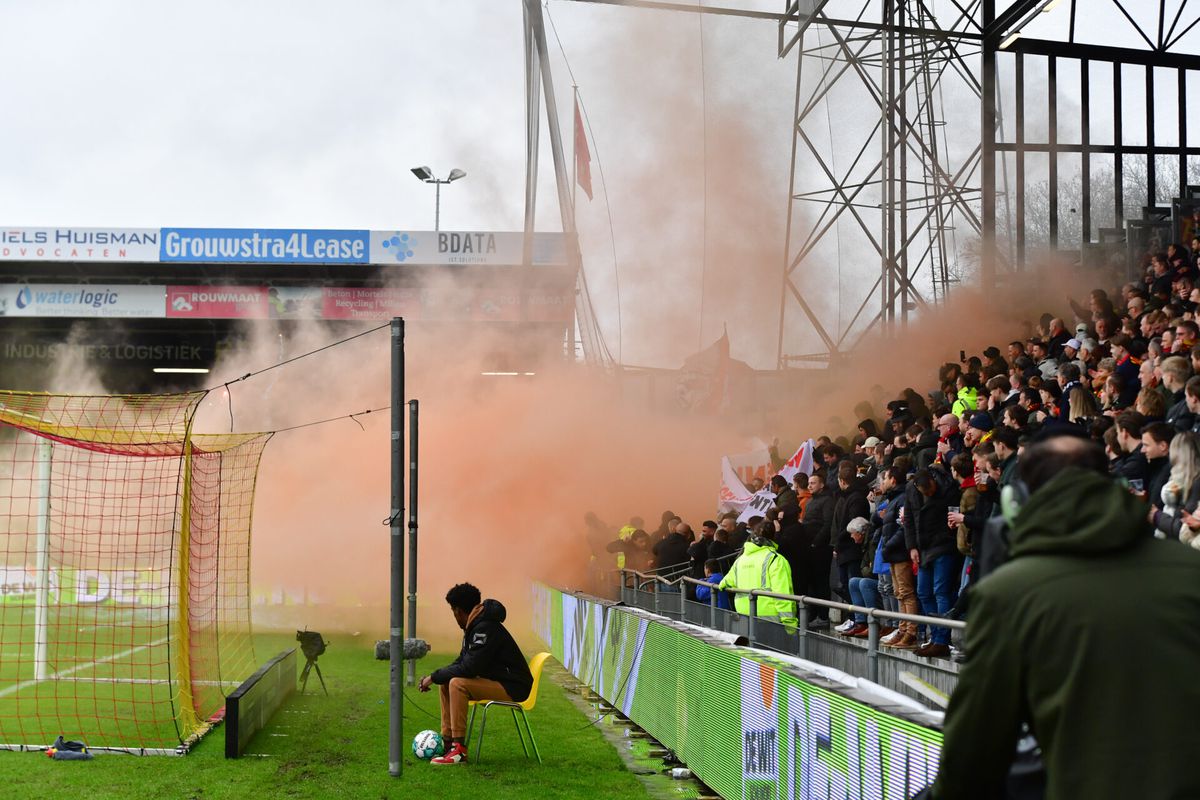Wedstrijd tussen Go Ahead Eagles en FC Twente stilgelegd door wangedrag van supporters