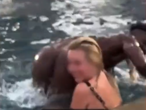 🎥 | American Footballer Antonio Brown misdraagt zich poedeltje naakt in zwembad