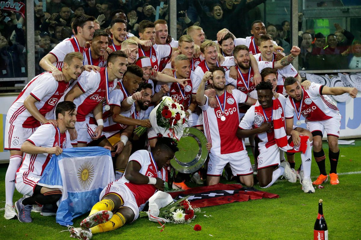 Check hier de beelden van Ajax' titelfeestje in Doetinchem (video's)