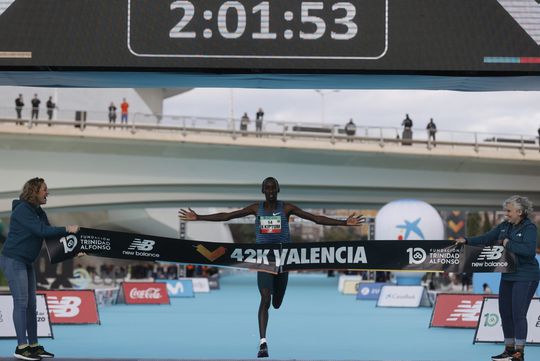 Marathon van Valencia het podium voor snelle tijden: Kiptum loopt 4e tijd ooit gelopen