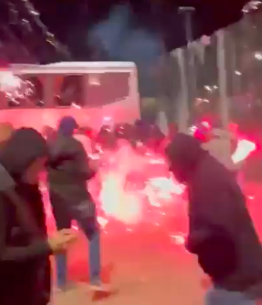 🎥 | Ongekend: Standard- en Anderlecht-fans bekogelen elkaar met vuurwerk