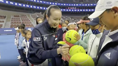 ZE LEEFT NOG! Vermiste tennisster Peng Shuai belt half uurtje met IOC-baas Bach