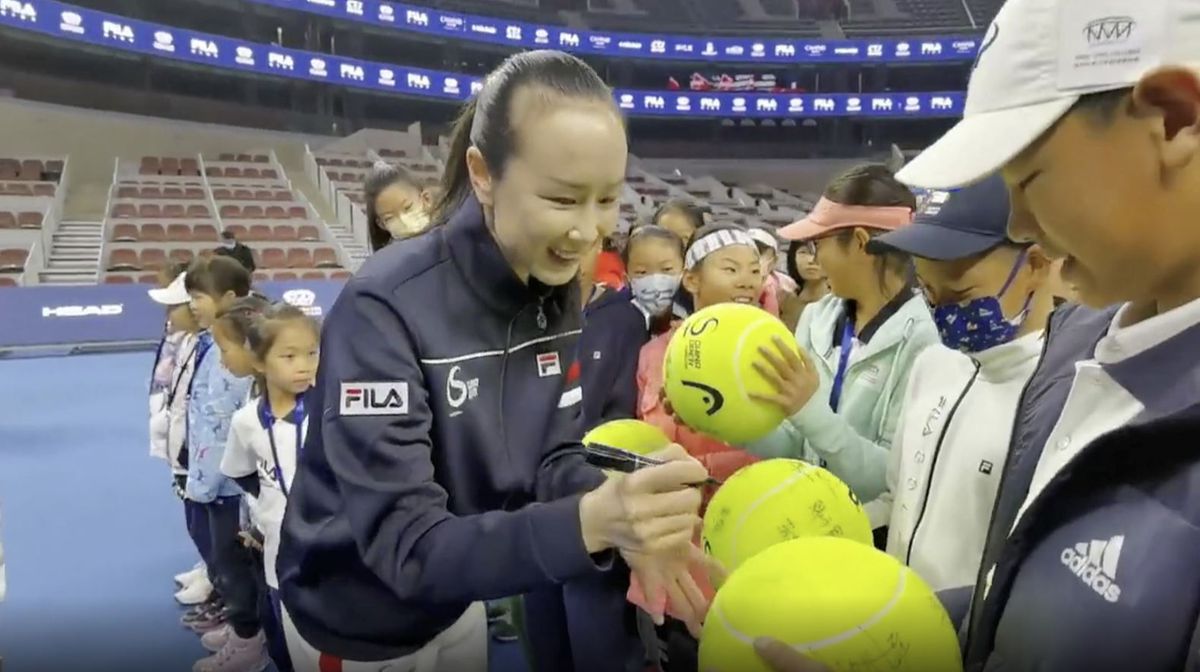 ZE LEEFT NOG! Vermiste tennisster Peng Shuai belt half uurtje met IOC-baas Bach