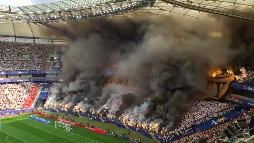 Supporters Legia Warschau zetten stadion letterlijk in vuur en vlam (video)