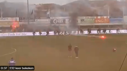 🎥 | Chaos vóór derby bij amateurs tussen Quick Boys en Katwijk: supporters op veld met vuurwerk