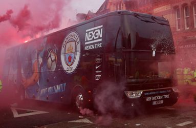 Liverpool-fans gooien van alles en nog wat op spelersbus City (video)