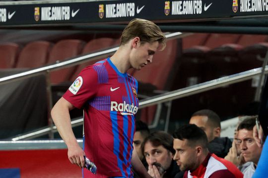 🎥​ | Frenkie de Jong boos na wissel: gooit scheenbeschermers weg en loopt meteen naar tunnel