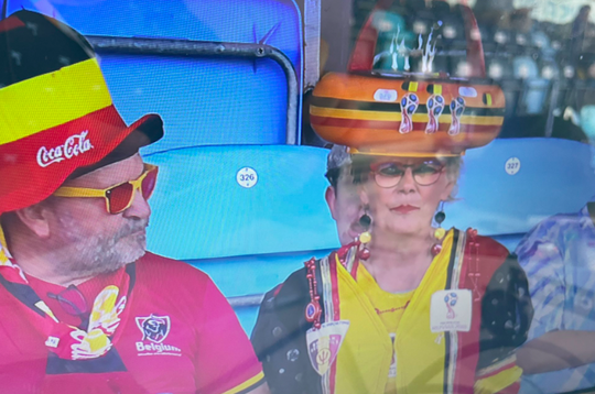 😂 | Belgische voetbalfan met kaas op hoofd bij EK: 'Was zondag nog een Nederlandse'