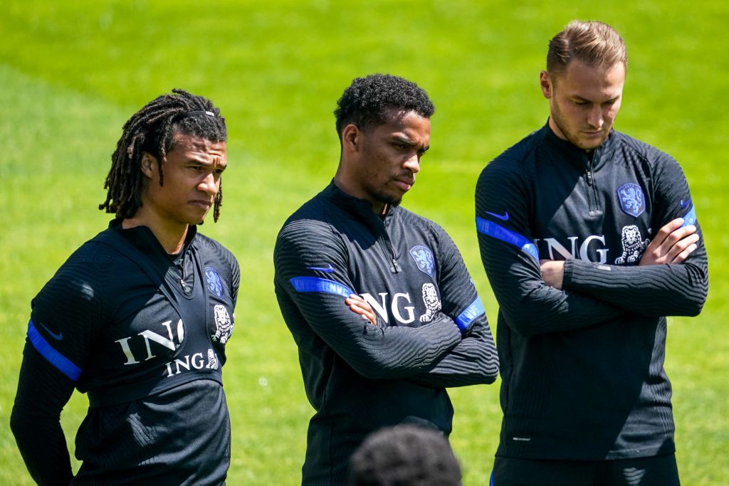'Nathan Aké en Jurriën Timber op de tribune bij Nederland tegen Wales'