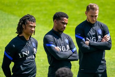 'Nathan Aké en Jurriën Timber op de tribune bij Nederland tegen Wales'