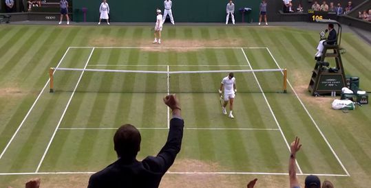 🎥​ | Heerlijk punt van Jannik Sinner tegen Djokovic na lange rally in kwartfinales Wimbledon