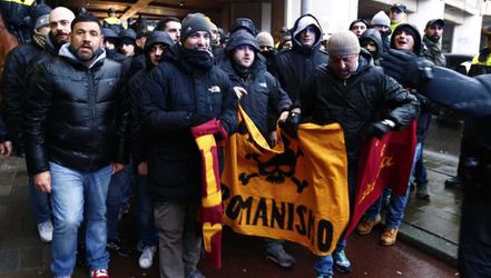 AS Roma-hooligans bekogelen spelers met eieren