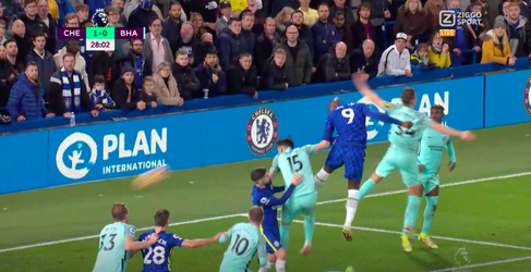 🎥 | Romelu Lukaku slaat Neal Maupay naar de grond en kopt Chelsea op voorsprong