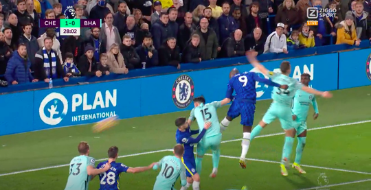 🎥 | Romelu Lukaku slaat Neal Maupay naar de grond en kopt Chelsea op voorsprong