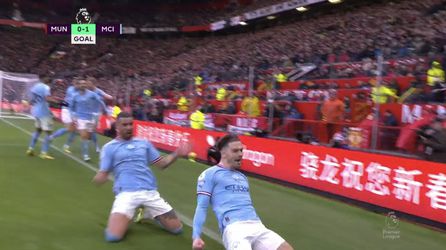🎥 | Koud in het veld: invaller Jack Grealish zet Manchester City op voorsprong op Old Trafford