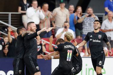 Rooney scoort voor 3e keer in carrière vanaf EIGEN helft (video)